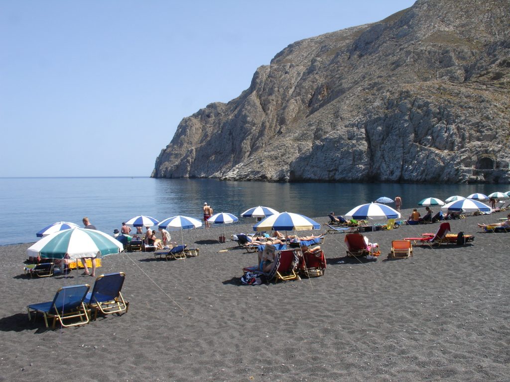 Black_beach_in_Kamari_Santorini