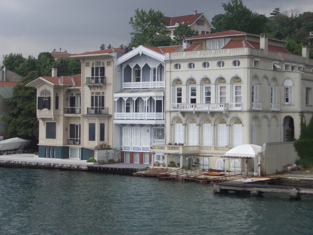 Istanbul_Turkey_Bosporus_Houses