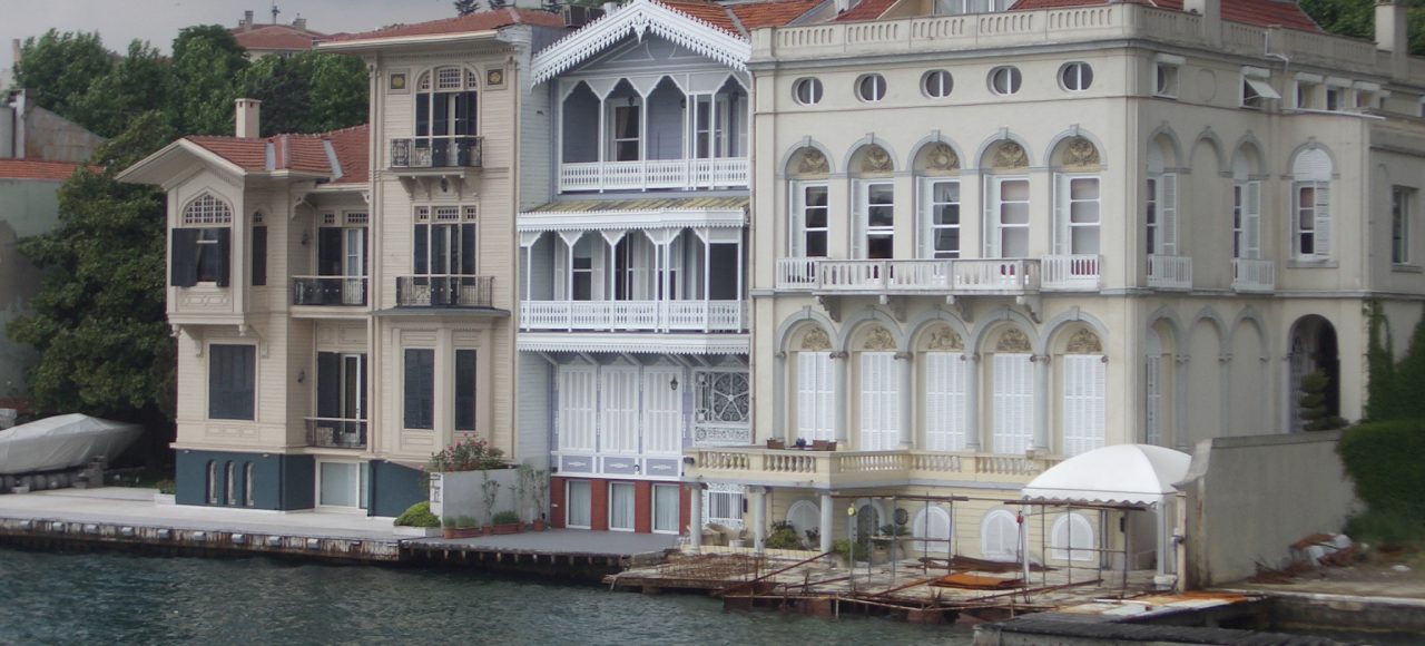 Istanbul_Turkey_Bosporus_Houses