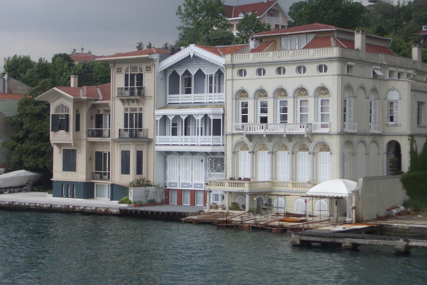 Istanbul_Turkey_Bosporus_Houses