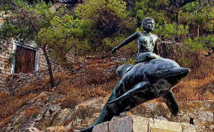 Hydra_Island_Greece_Boy_on_dolphin
